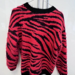 bershka tröja - jättesnygg bershka tröja i tigermotiv!