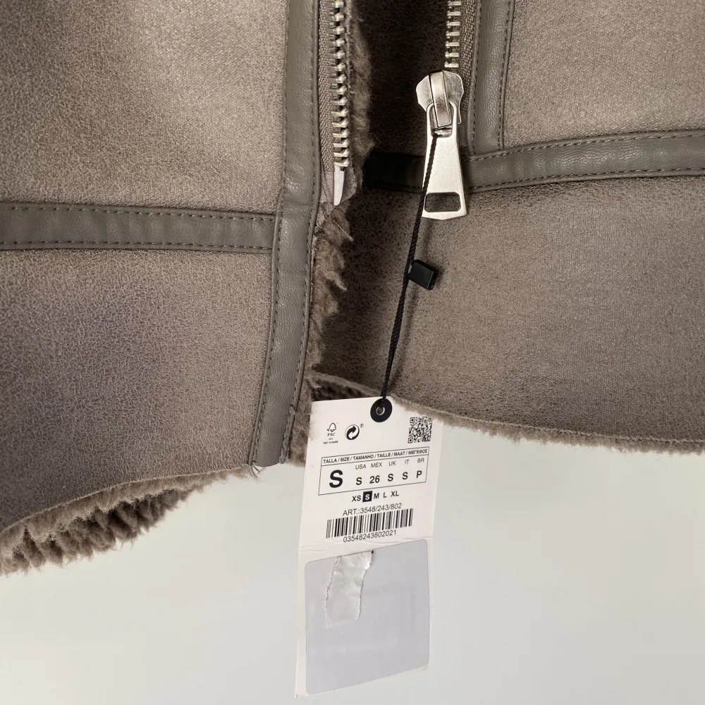 Sååå snygg teddy jacka från Zara, perfekt att ha som höst/vinter jacka 💕💕aldrig använd så i helt nyskick, prislapp kvar! Nypris är 1 300 kr. . Jackor.