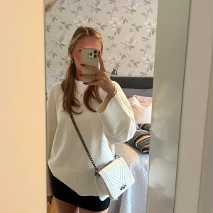 Väska - Handväska från ginatricot som har justerbar längd. Knappt använd och i fint skick💖