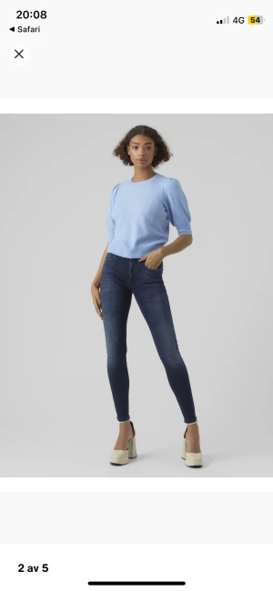 Stickad tröja  - Säljer min stickade tröja från vero Moda, använd få tal gånger så mycket bra skick 🥰 Om ni vill ha fler bilder så skriv💞 Pris kan diskuteras vid snabb affär 💗