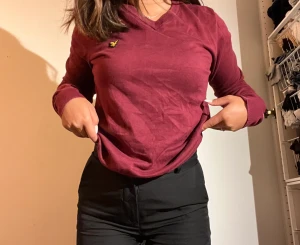 Lyle and scott tröja - Storlek: M Märke lyle and scott vintage Färg: vinröd