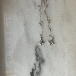 Örhängen  - Säljer dessa jättefina hängande örhängena☺️ Dom är köpta på glitter men är aldrig använda❤️