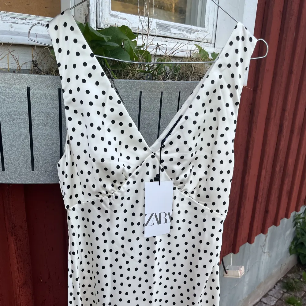 Helt ny klänning med prislappar kvar! SÄLJS INTE LÄNGRE PÅ HEMSIDAN!. Klänningar.