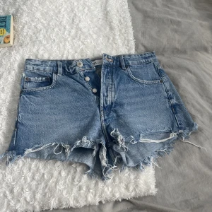 Jeans shorts - Jeans shorts från zara, mide rise🥰 100+frakt