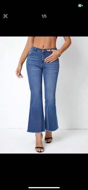 Jeans byxor  - Helt ny, säljas pga små för mig, i storlek w 30,  skulle gissa att den passar till stl 38/39. Väldigt stretchat