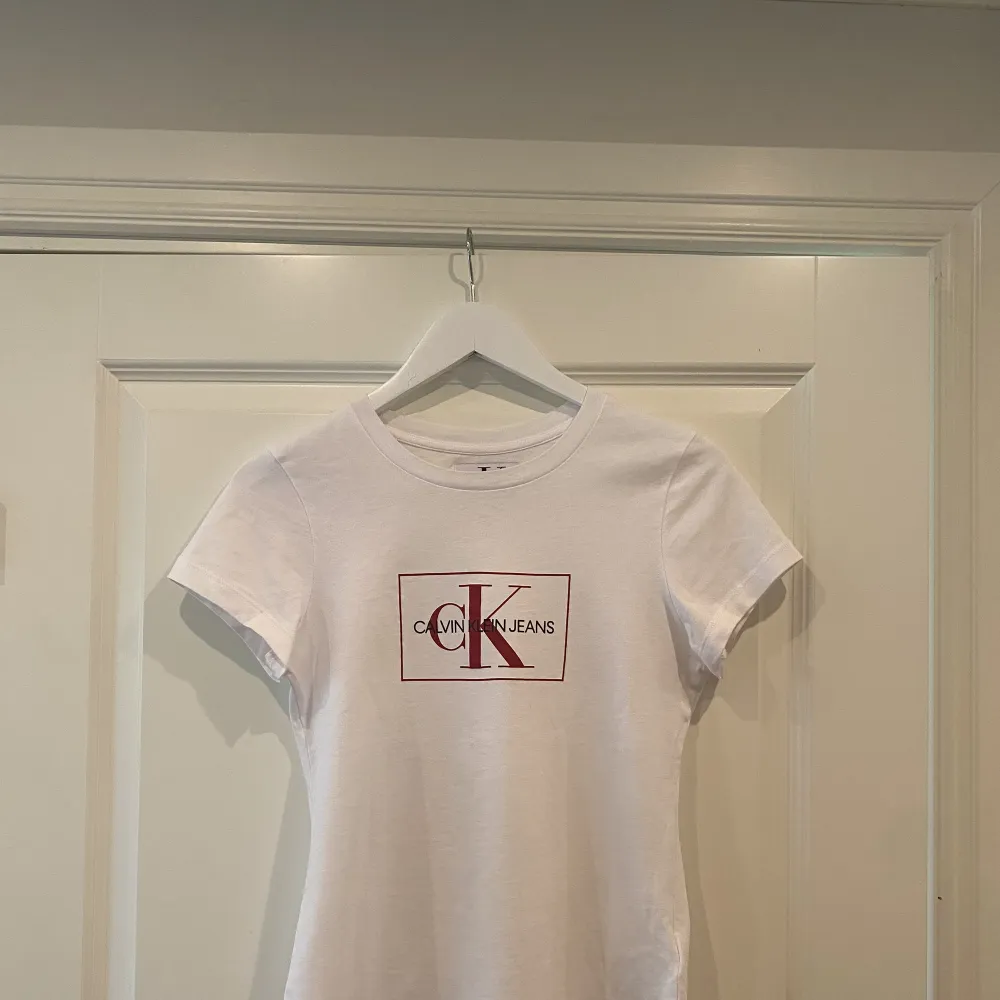 Säljer denna vita t-shirt från Calvin klein då den tyvärr är för liten för mig🫶🏻. T-shirts.