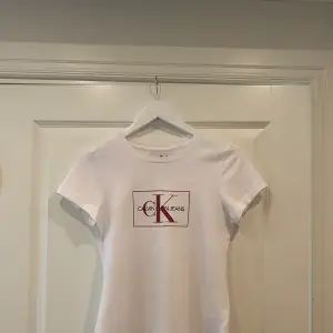 Säljer denna vita t-shirt från Calvin klein då den tyvärr är för liten för mig🫶🏻
