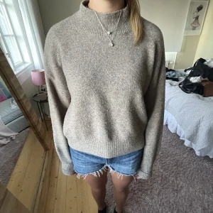 Stickad tröja - Stickad tröja från &otherstories, använd en del men fortfarande i bra skick 