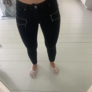 Fina svarta jeans - Dessa jeans är otroligt sköna, passformen är skinny med en mediumhög midja. Jeansen har många snygga detaljer som gör dem unika.