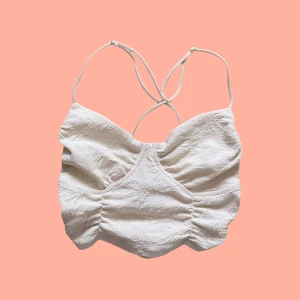 Söt topp - Skick: Nyskick, favorit topp men har växt ur :( Jag är 166cm lång med storlekar S/M för referens! Läs mina villkor bland gillat! Ställ gärna frågor🩵