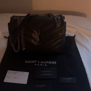 ysl väska  - säljer denna as snygga ysl väska då den ibye kommer till användning, köpt på plik för 9000 💘 tappat bort kvittot där med priset men dustbag och lappar finns kvar💘
