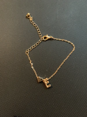 Armband  - Hej, säljer denna jätte fina armbandet med bokstaven E och ett hjärta på. Jätte smidigt eftersom man kan ändra storlek. Aldrig andvänt. Hoppas nån vill köpa💞