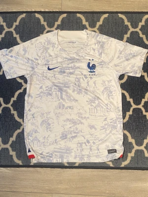 Frankrike borta tröja  - Frankrikes borta tröja 22/23 det är S men passar också som M