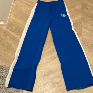 Högmodjade byxor - Ett par vakta låg midjas byxor