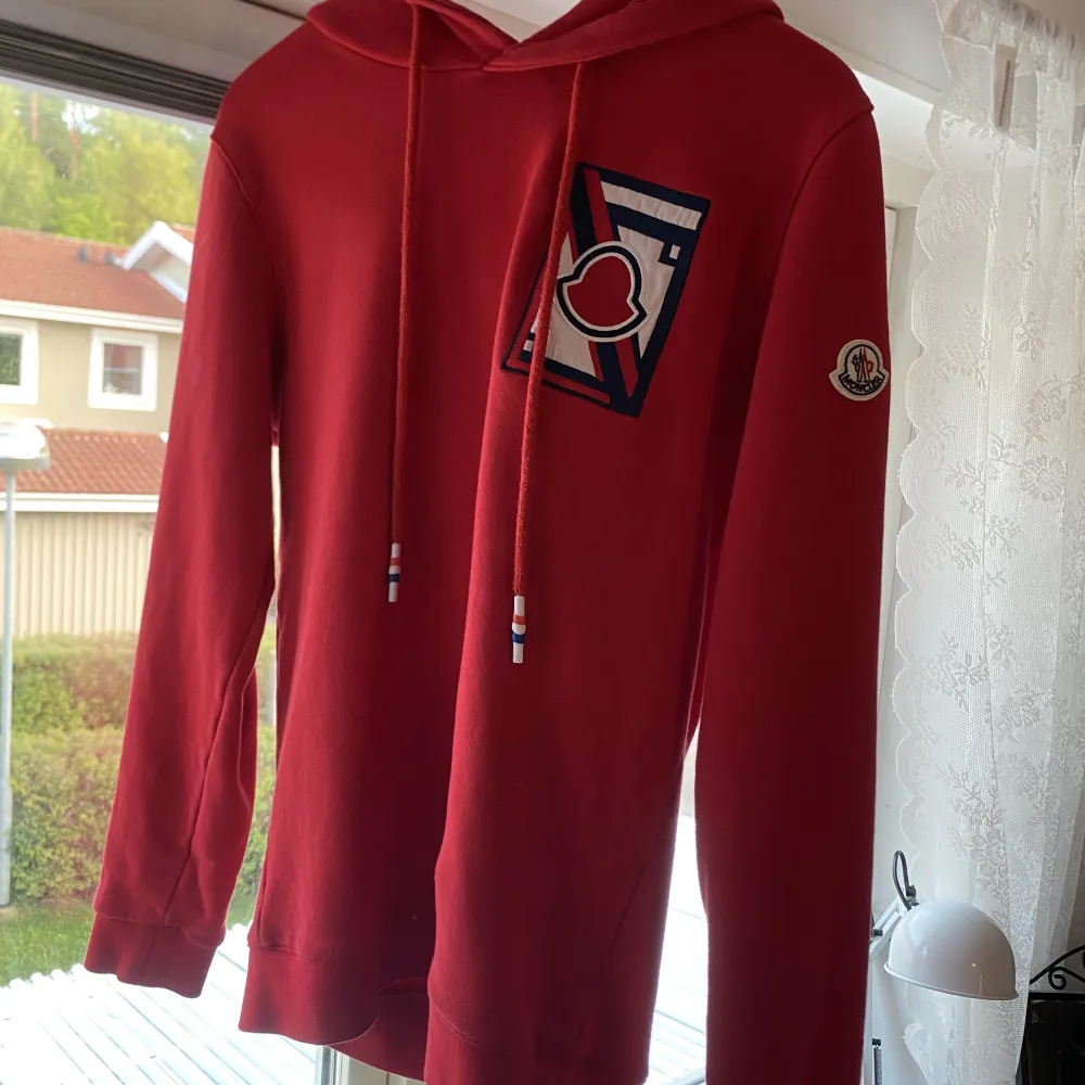 Röd moncler hoodie med stort tryck Står att den är i storlek L men passar mig som har S ⭐️ Jättefin! . Hoodies.