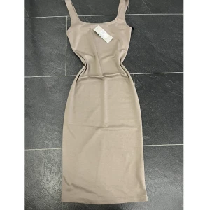 Klänning  - Helt oanvänd klänning  Prislapp sitter kvar.  Pris kan diskuteras vid snabbaffär 