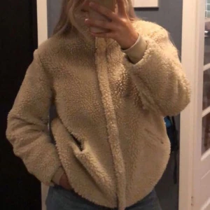Teddy Jacka - Beige teddy jacka💕 Köparen står för frakten.