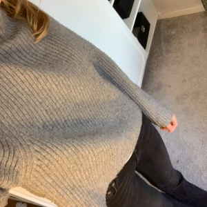 Stickad tröja  - Säljer denna stickade tröjan ifrån hm. Säljer då jag inte längre använder den. Den är lite nopprig men inte något man tänker på. Köparen står för frakten❤️