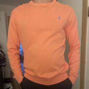 Orange Ralph Lauren tröja, köpt för 1500 och använd ett fåtal gånger! Skick är i princip 10/10 inga defekter! Storlek S/M