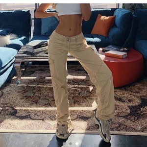 Byxor/cargo - Jättefina byxor från i.am.gia. Helt nya med prislappen kvar, storlek M men skulle säga att dem passar S och längdmässigt så har dem band där nere som man kan knyta åt för att ändra på storleken❤️