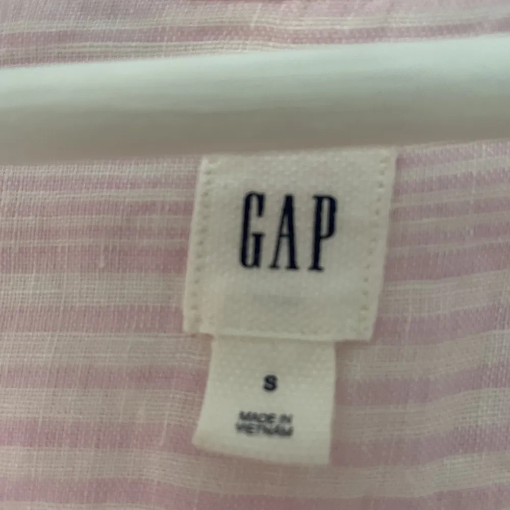 Tunn linneskjorta från GAP i rosa och vita ränder. Superfin och somrig!✨. Skjortor.