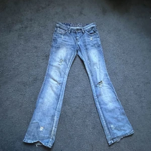 lågmidjade jeans - Dessa jättefina jeans passar mig tyvärr inte längre😭😭Dem ser lite konstiga på bilderna när de inte är på då dem är tagna på 0,5x. Dem har tyvärr defekter längst ner på baksidan o insidan i midjan.  innerbenslängd ungefär 82cm  midjemåttet ungefär 35cm  
