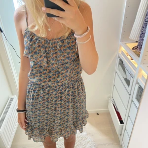 mönstrad klänning - somrig klänning🤍🤍