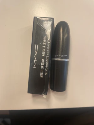 Mac läppstift  - Säljer ett helt oanvänt och helt nytt Mac läppstift i färgen ”smoked purple”! Har endast öppnat förpackningen men själva läppstiftet är helt oanvänt! Hör av er om ni har frågor! Prister går att diskuteras!