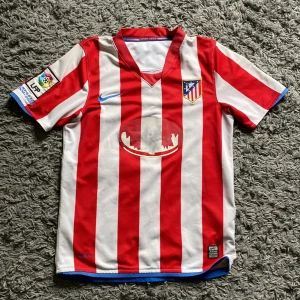 Atletico Madrid fotbollströja 08/09 - Atletico Madrids hemmaställ från 2008/09 i storlek S, Kia-sponsorn har tyvärr gått sönder lite i tvätt, skriv vid fler frågor!