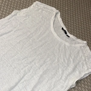 Sommar t-shirts  - Skitfint t-shirt med två små håll i baksidan men det kan lätt fixas💕