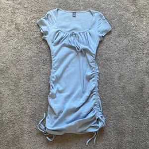 klänning - helt oanvänd jättefin klänning med justerbara band på sidorna så man kan ändra längden på klänningen eller få den tajtare eller lösare ❤️