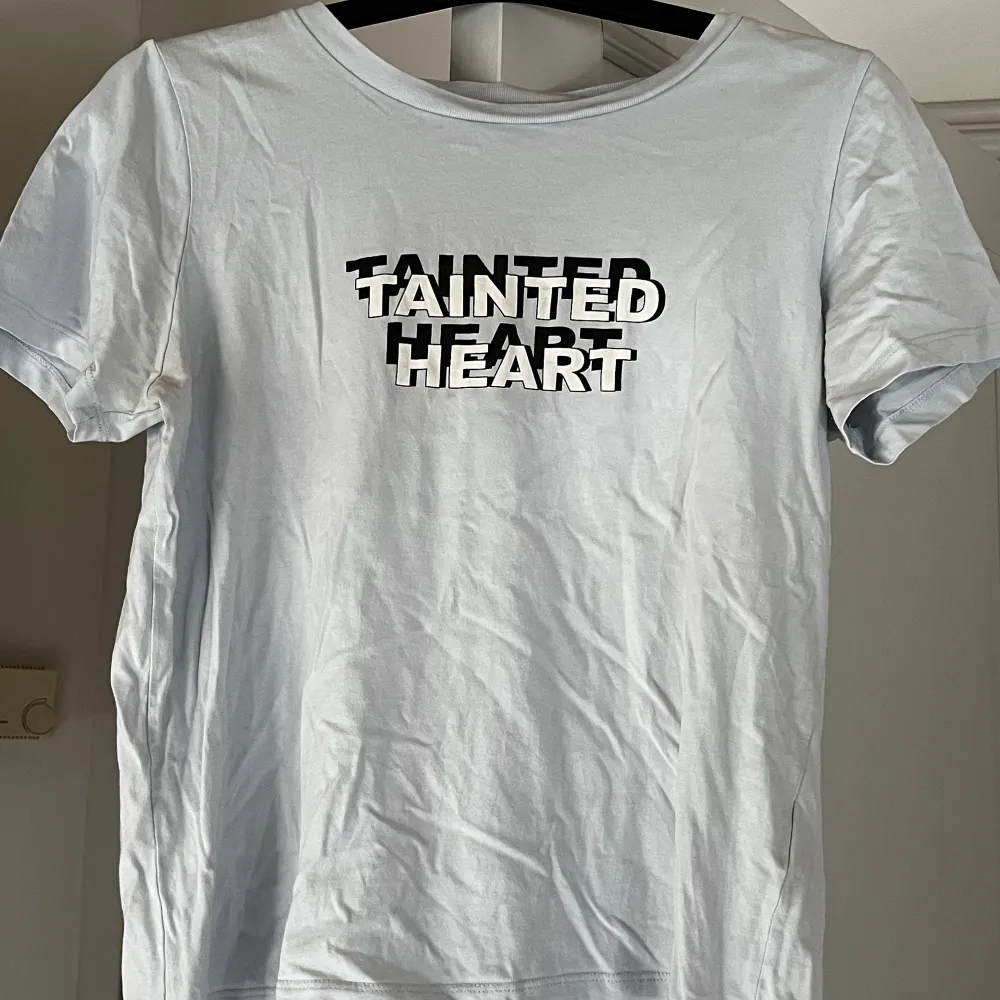 Ljusblå t-shirt med tryck ”Tainted Heart” från Gestuz. T-shirts.