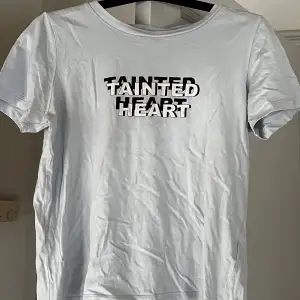 Ljusblå t-shirt med tryck ”Tainted Heart” från Gestuz