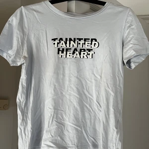 T-shirt  - Ljusblå t-shirt med tryck ”Tainted Heart” från Gestuz