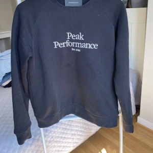 Peak hoddie - Peak performance hoddie i stolek s.  Säljer för 150kr  Köparen står för frakt 🌸