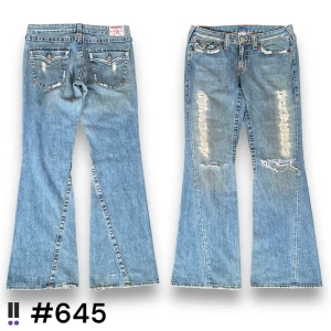 true religion 645 - skitfeta baggy flared true religion jeans me sjuka rips/distressed💜innerben, 84cm💜ytterben, 106cm💜midja rakt över, 42cm  💜benöppning, 28cm