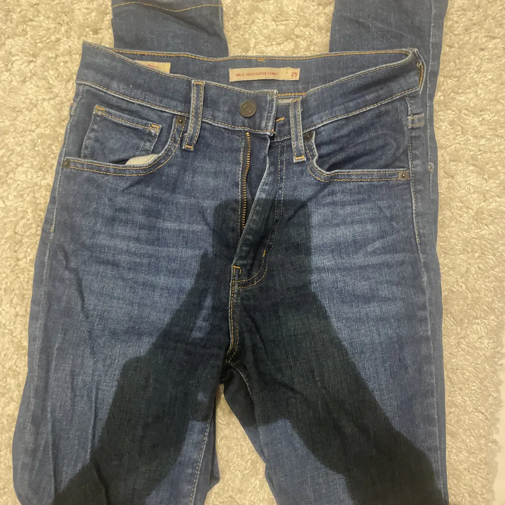 Levis jeans i storlek 25, passar tjejer som brukar ha S i storlek.  Jätte fint skick. . Jeans & Byxor.