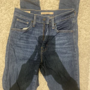 Levis jeans - Levis jeans i storlek 25, passar tjejer som brukar ha S i storlek.  Jätte fint skick. 