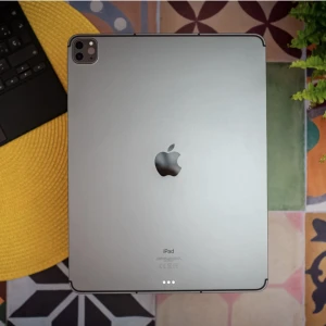 iPad Pro - “Säljer iPad Pro för endast 2000 kr! Kraftfull, stilren, perfekt för arbete och underhållning. Retina-skärm, snabb prestanda, perfekt skick. Inkluderar. Kontakta mig för denna prisvärda affär!” Pris kan sänkas vid Snabb affär!