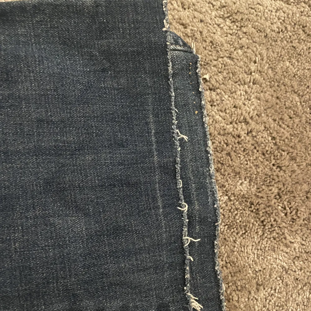 blåa lågmidjade bootcut jeans från levis som jag sprättat upp för att de ska bli längre. Jeans & Byxor.