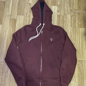 Gant zip hoodie - Skick 7/10 ryggen är sydd 