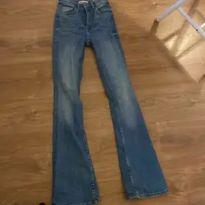 Blåa bootcut jeans, köpa på zara, highwaist 