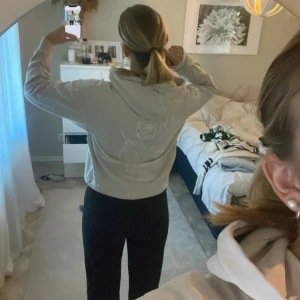 Hoodie  - Säljer min Jack and Jones hoodie, super skönt material 💗Använt den fåtal gånger 