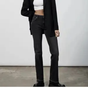 Super fina mörkgråa bootcut jeans från zara, använda fåtal gånger 