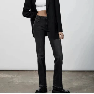 Zara jeans  - Super fina mörkgråa bootcut jeans från zara, använda fåtal gånger 