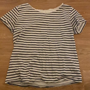 Svart vit randig t-shirt - Svart vit randig t-shirt. Köpt på h&m. 