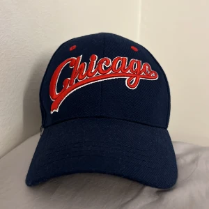 Chicago keps - Vet ej märke, bra skick, knappt använd men fått ifrån min mamma. Säljer för 100kr, priset kan diskuteras! 
