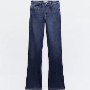 Zara bootcut jeans - Supersnygga lågmidjade bootcut jeans från zara. Använda cirka 2 gånger! Skriv för fler bilder💗