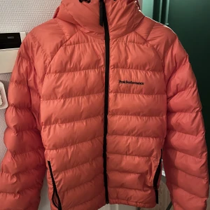 Peak Performance vinter jacka orange - Skicka 8/10 Vänstra fickan har gått i sönder men inget som inte går att laga. Annars är där inget fel på den. 