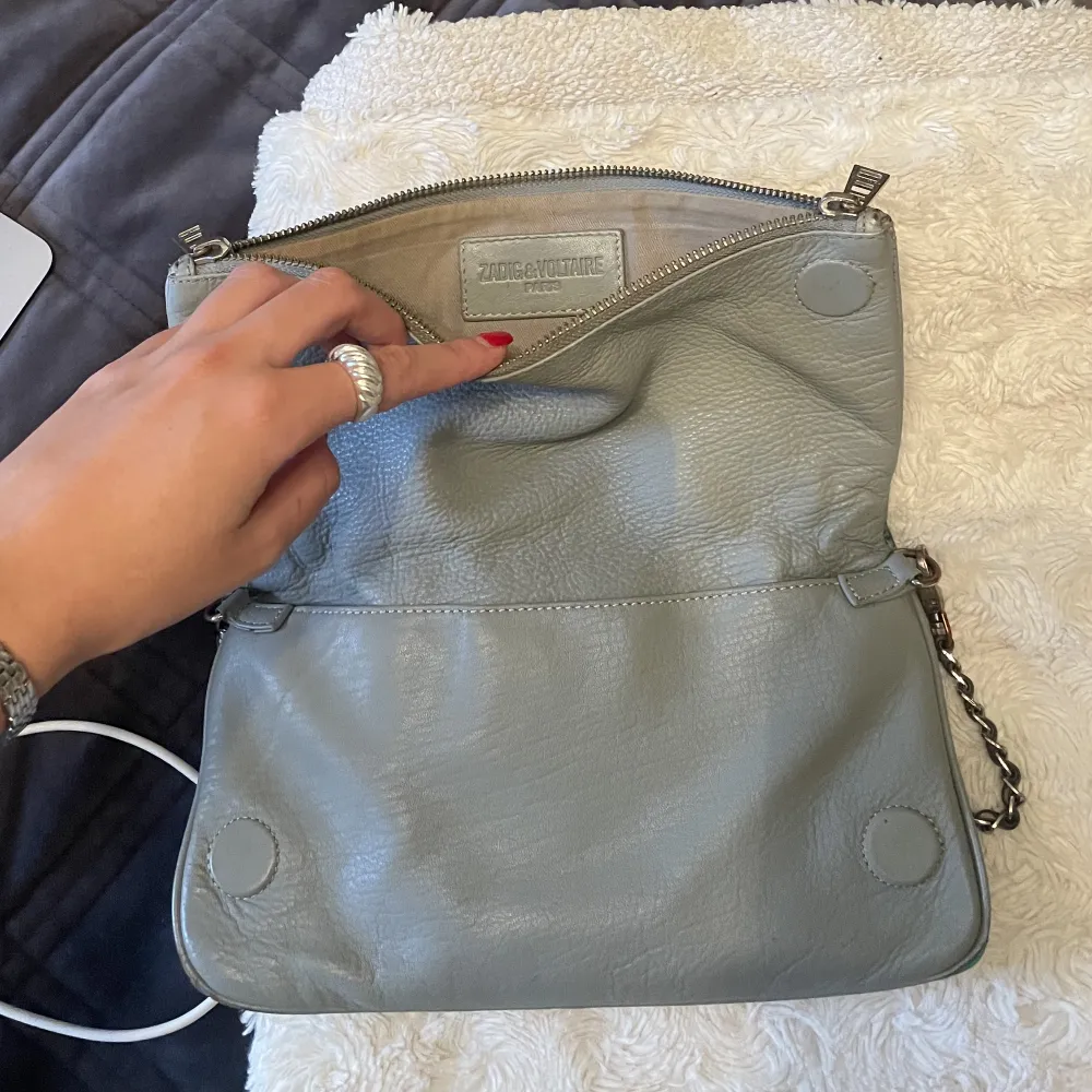 Säljer min gråa zadig väska som tyvärr inte kommer till någon användning:(. Väskan är givetvis äkta🫶🏼. Accessoarer.
